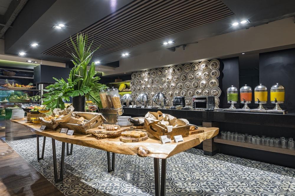 Movich Hotel Las Lomas Rionegro Exterior foto The lounge at the airport
