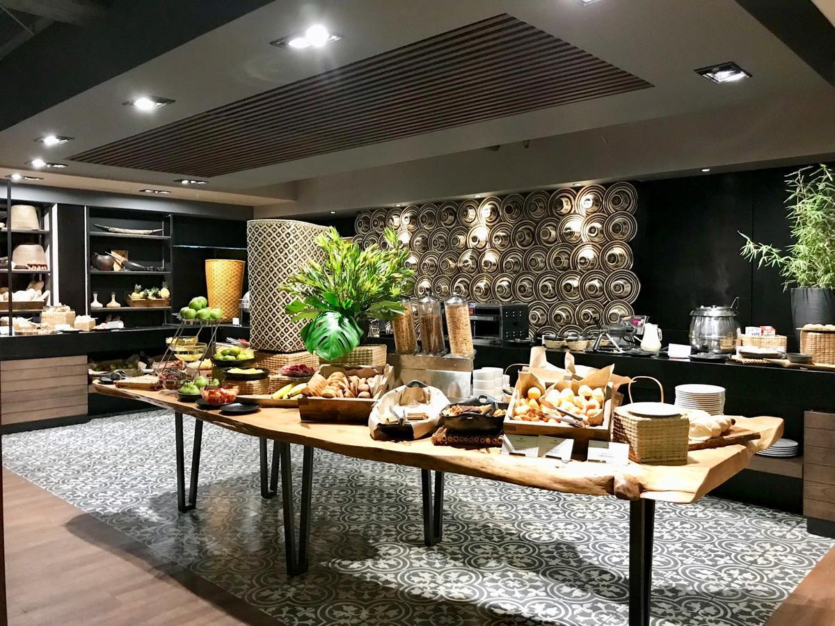Movich Hotel Las Lomas Rionegro Exterior foto The buffet at the lounge