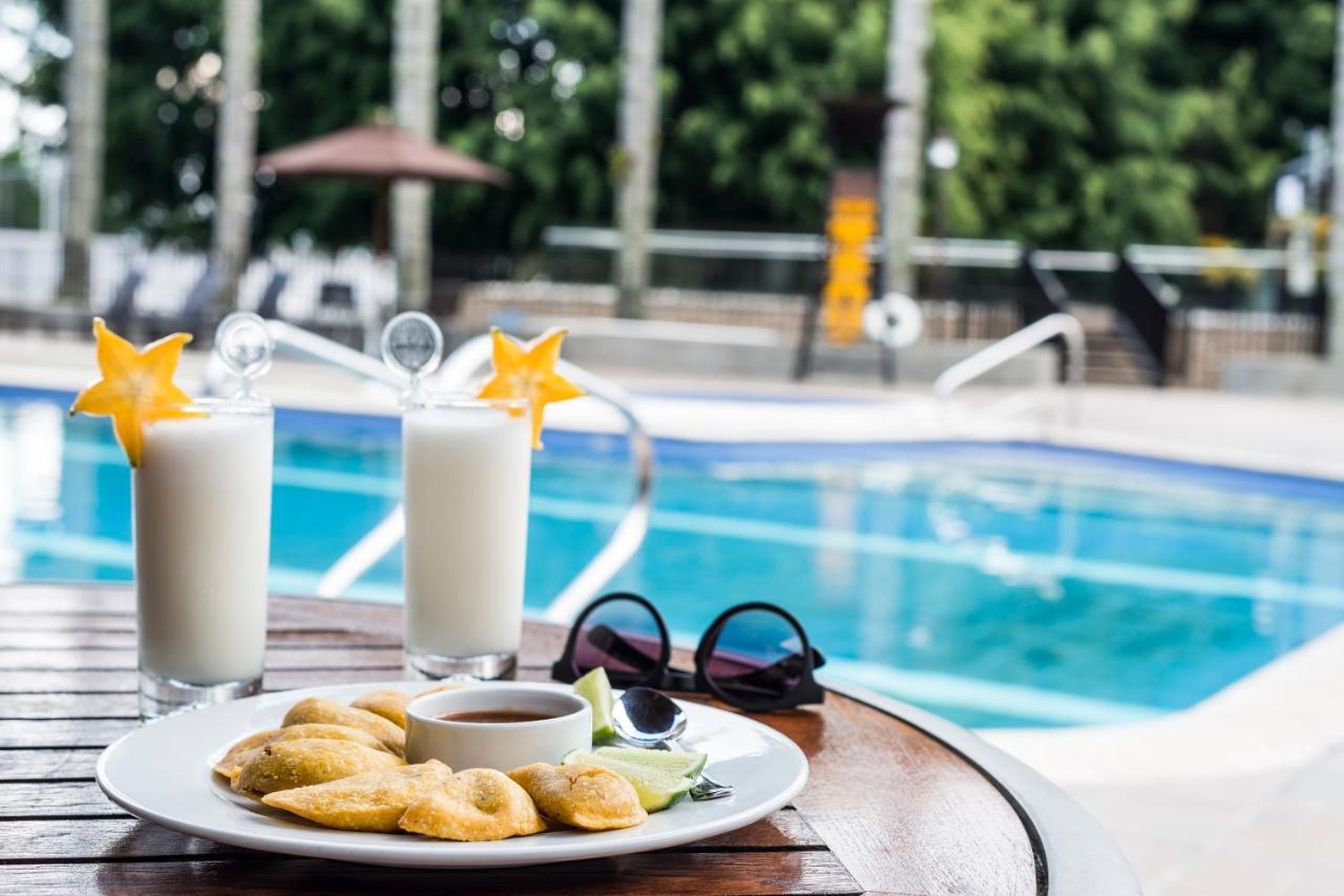 Movich Hotel Las Lomas Rionegro Exterior foto Poolside at the hotel