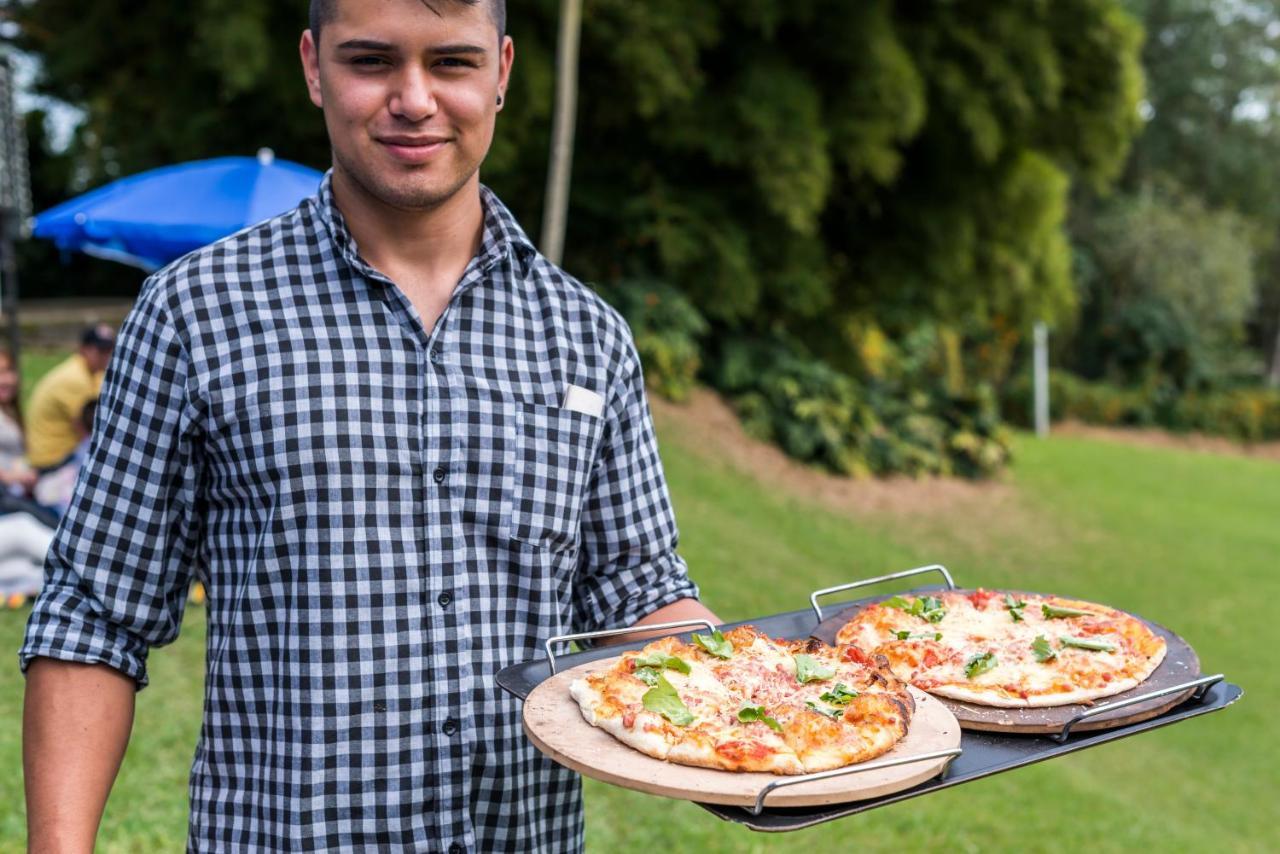 Movich Hotel Las Lomas Rionegro Exterior foto A pizza prepared on a wood-fired oven